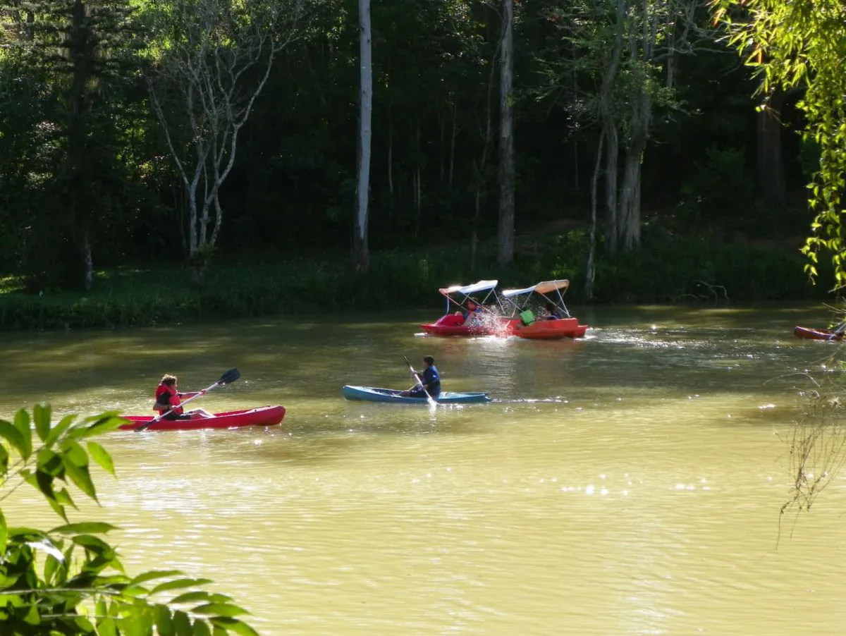 Pedalinhos e caiaques no lago do sítio