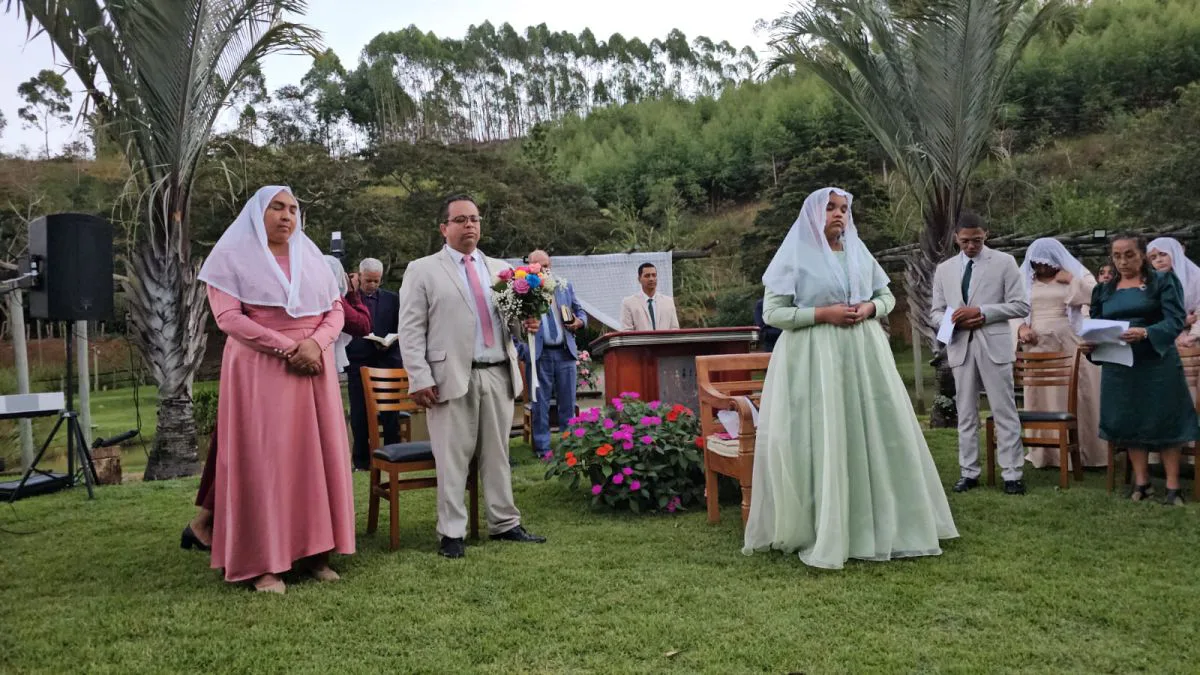 Casamento cristão celebrado no gramado do sítio