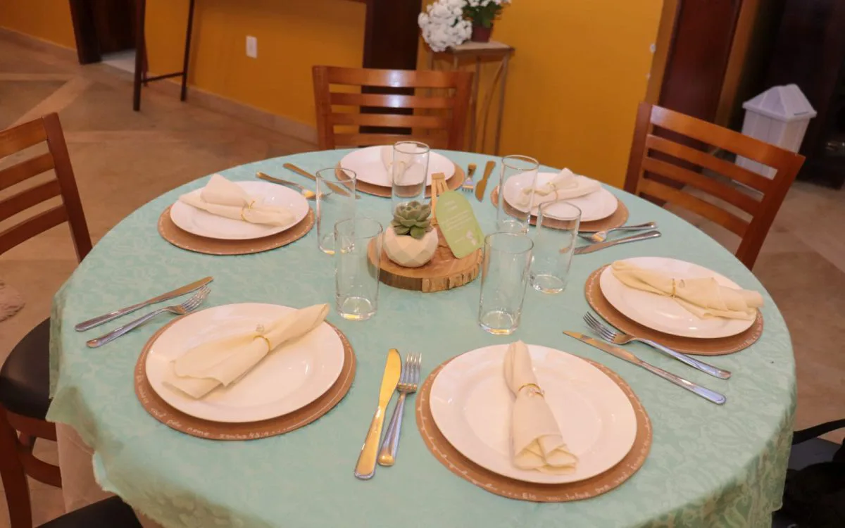 Mesa redonda decorada com toalhas e pratos