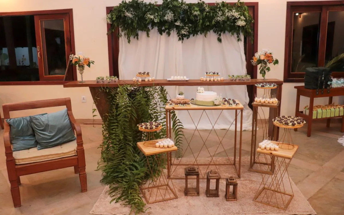 Mesa do bolo decorada para casamento
