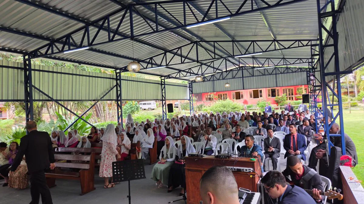 Igreja reunida em culto e louvor no pavilhão coberto