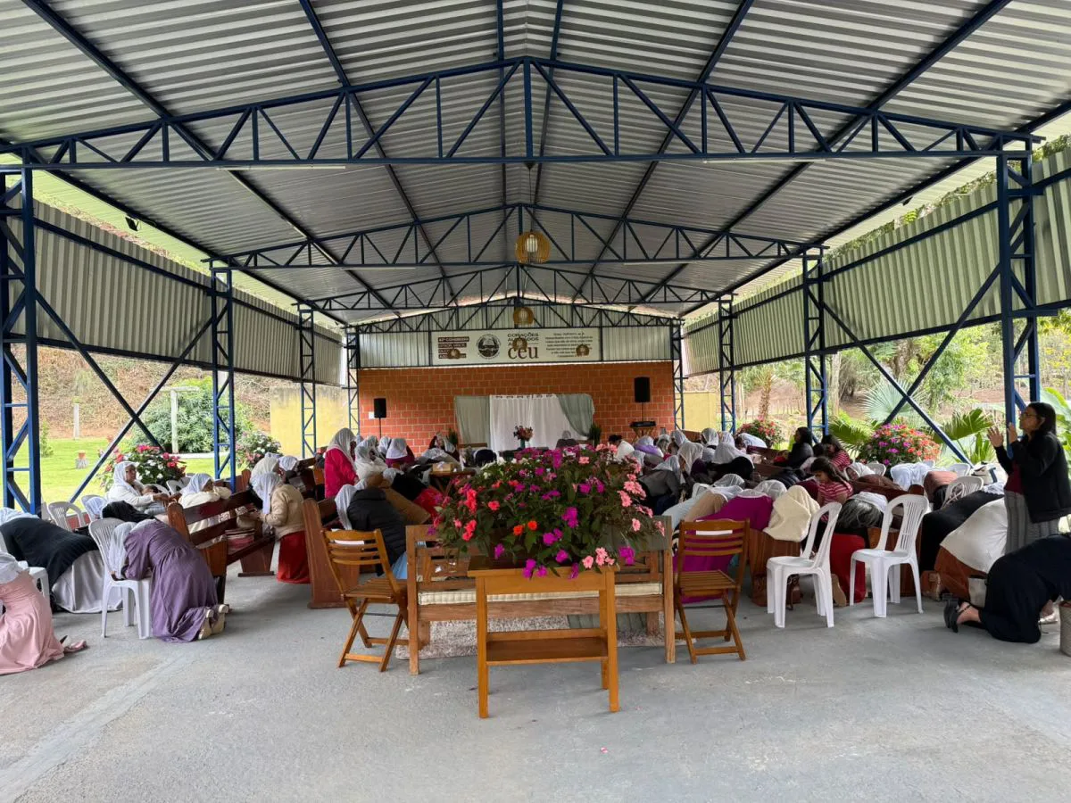 Igreja reunida em culto e louvor no pavilhão coberto
