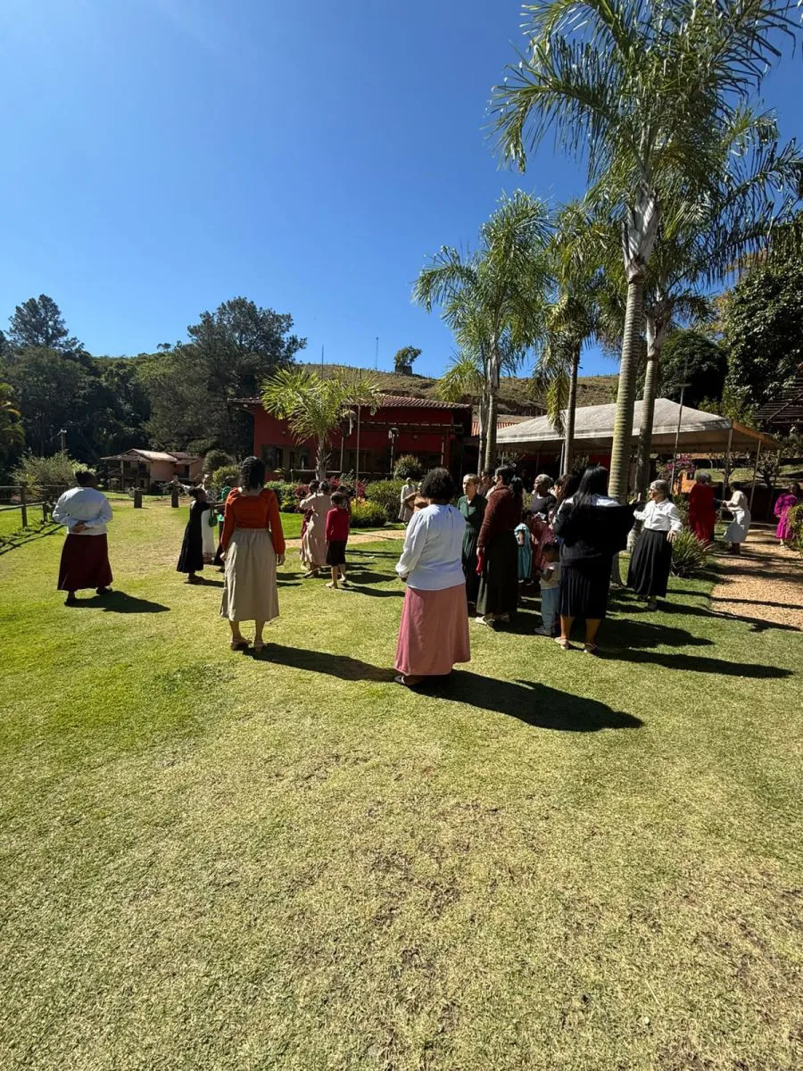 Convidados reunidos no gramado durante evento