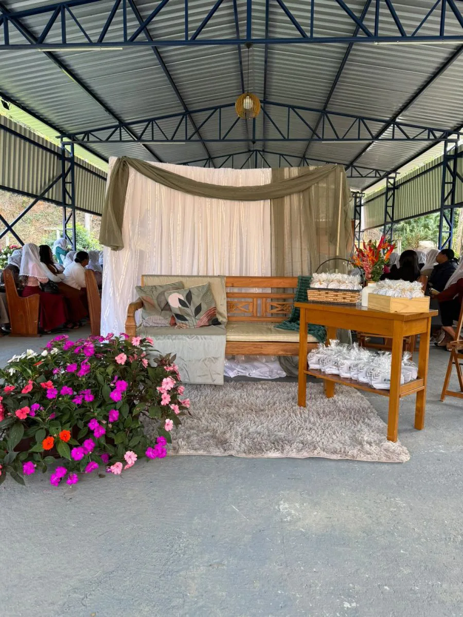 Pavilhão decorado com flores para cerimônia