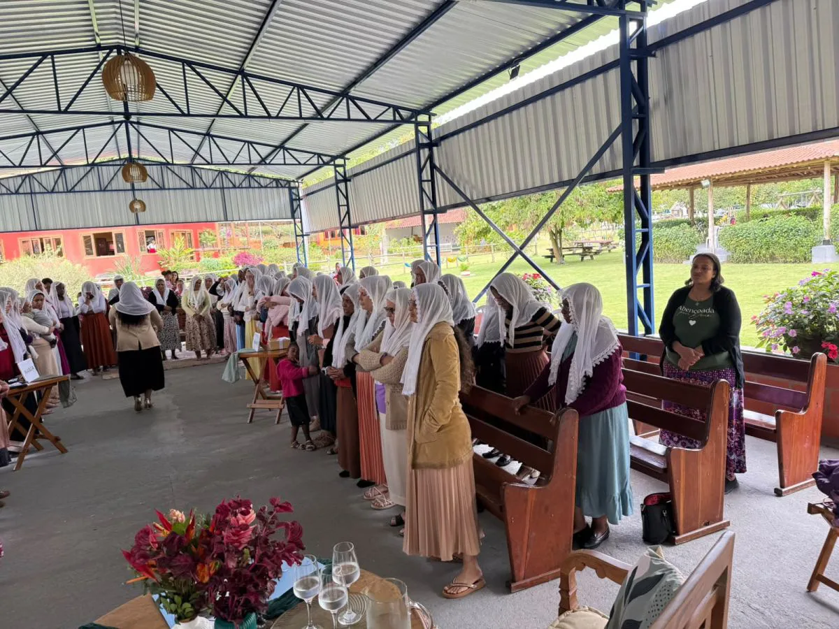 Igreja reunida em culto e louvor no pavilhão coberto
