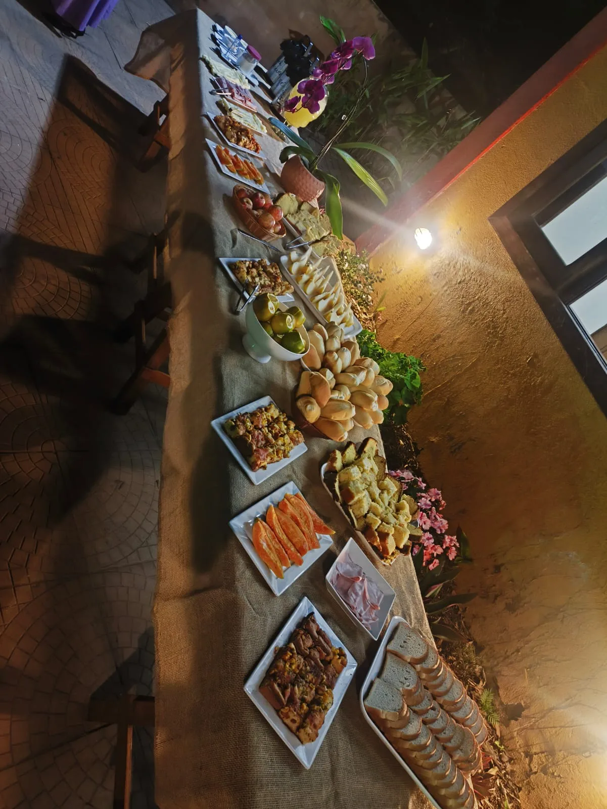 Buffet servido à noite em evento no sítio
