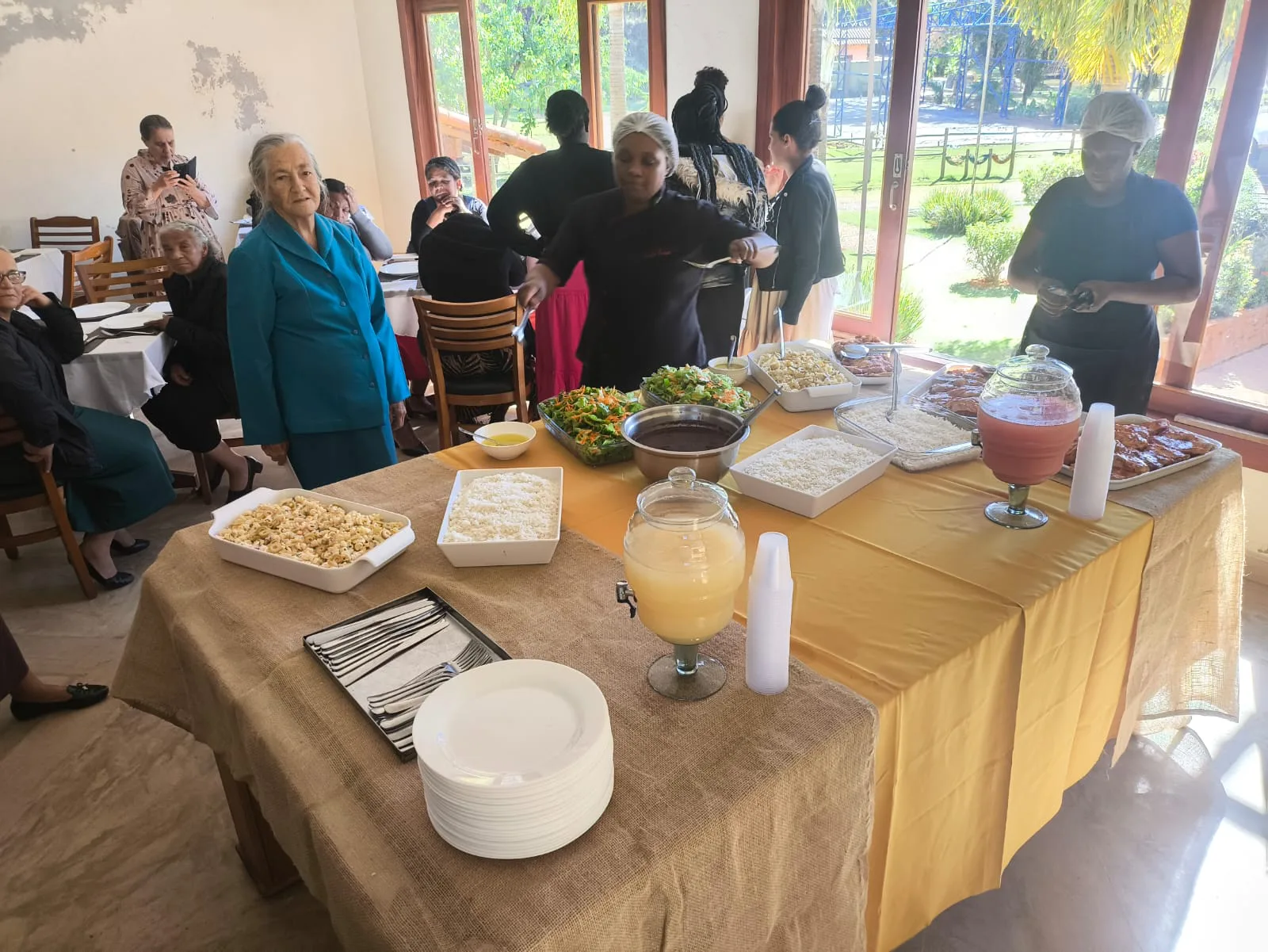 Café da manhã servido ao grupo no refeitório