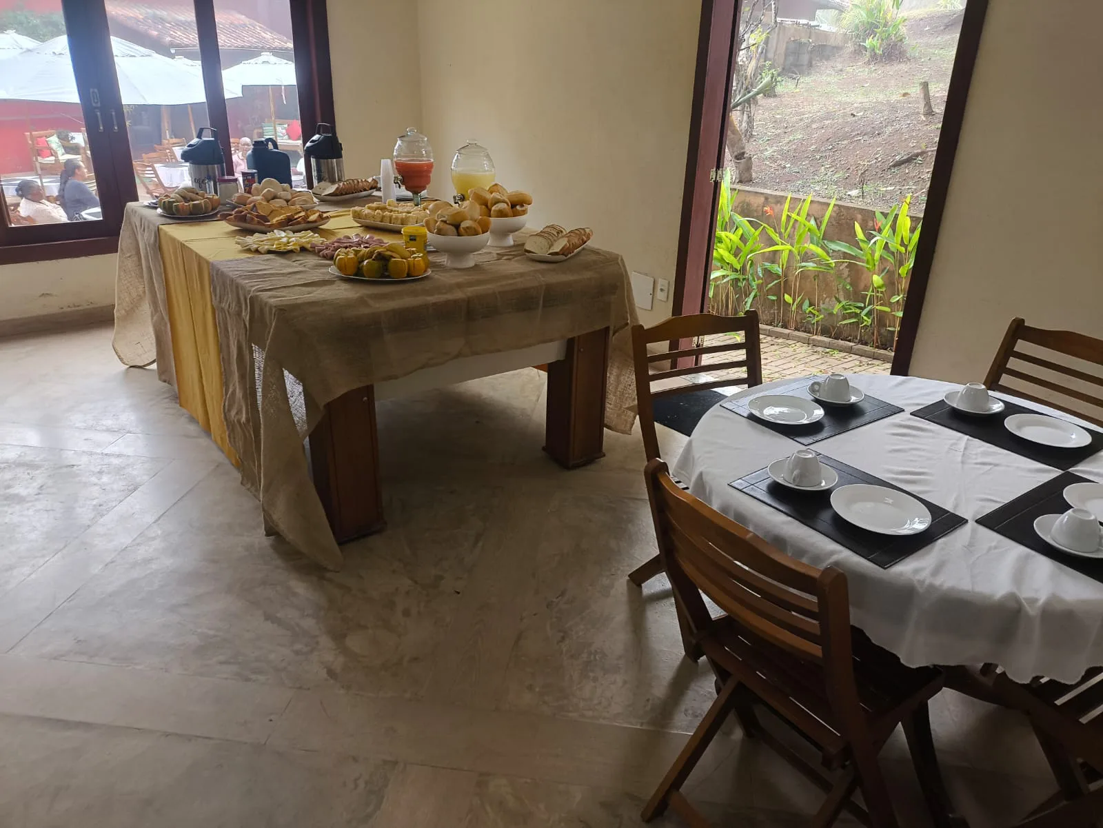 Café da manhã servido ao grupo no refeitório
