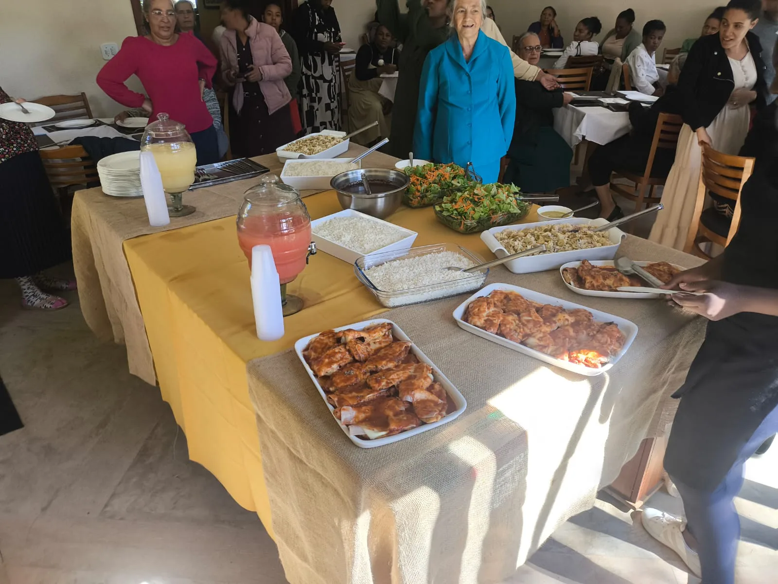 Mesa de frios e salgados servida ao grupo