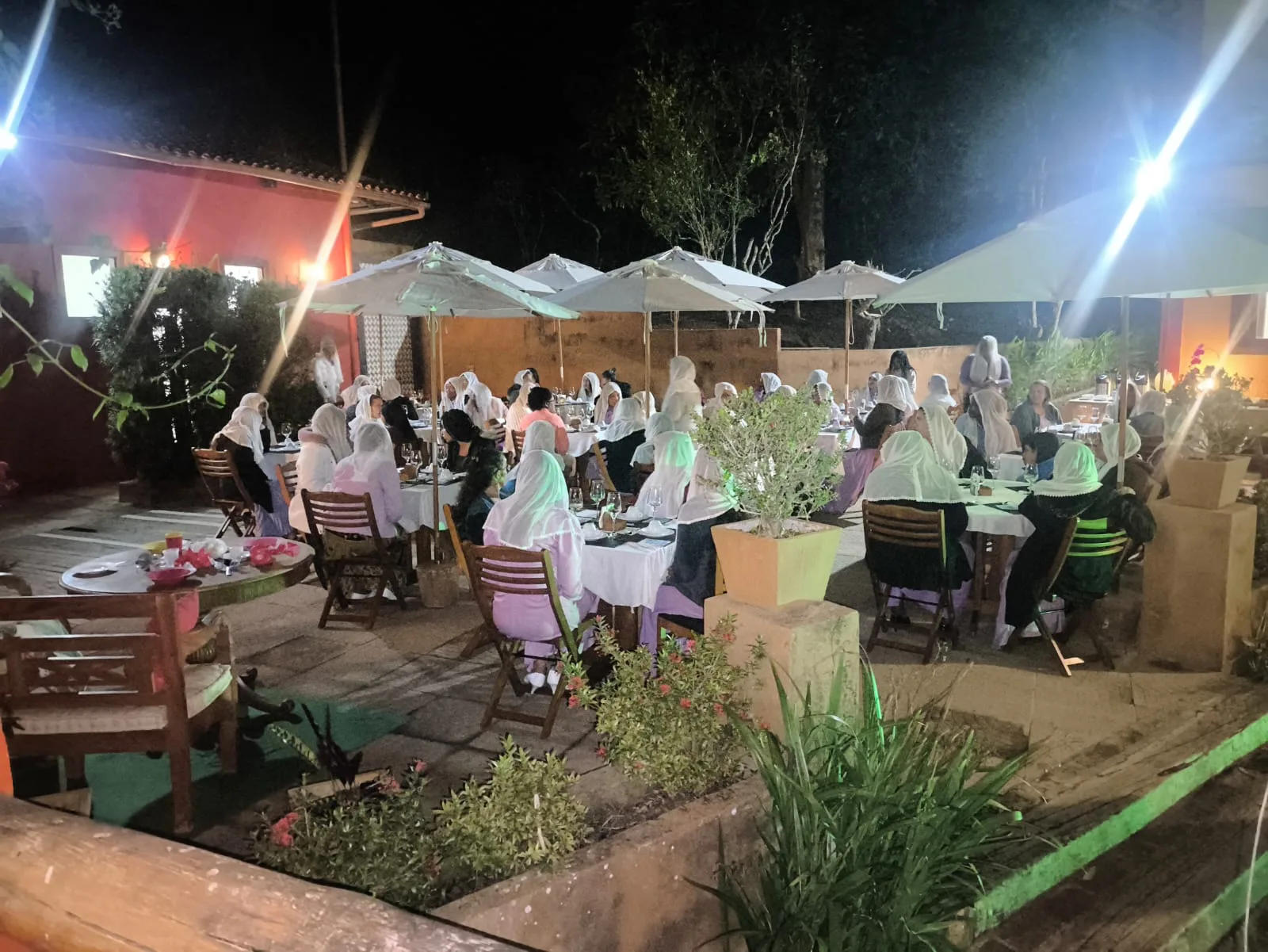 Jantar à noite sob tendas iluminadas