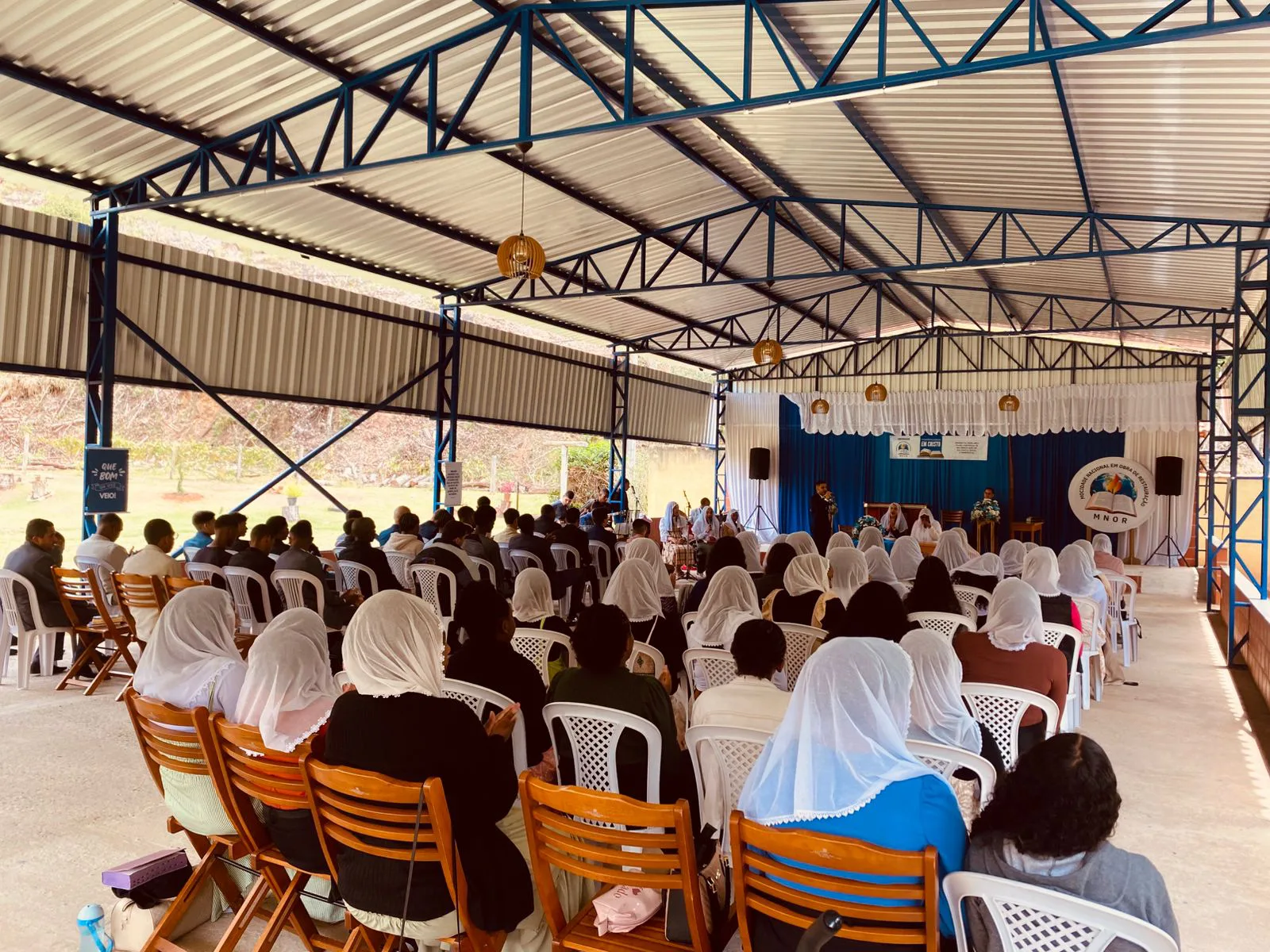 Igreja reunida em culto no pavilhão coberto