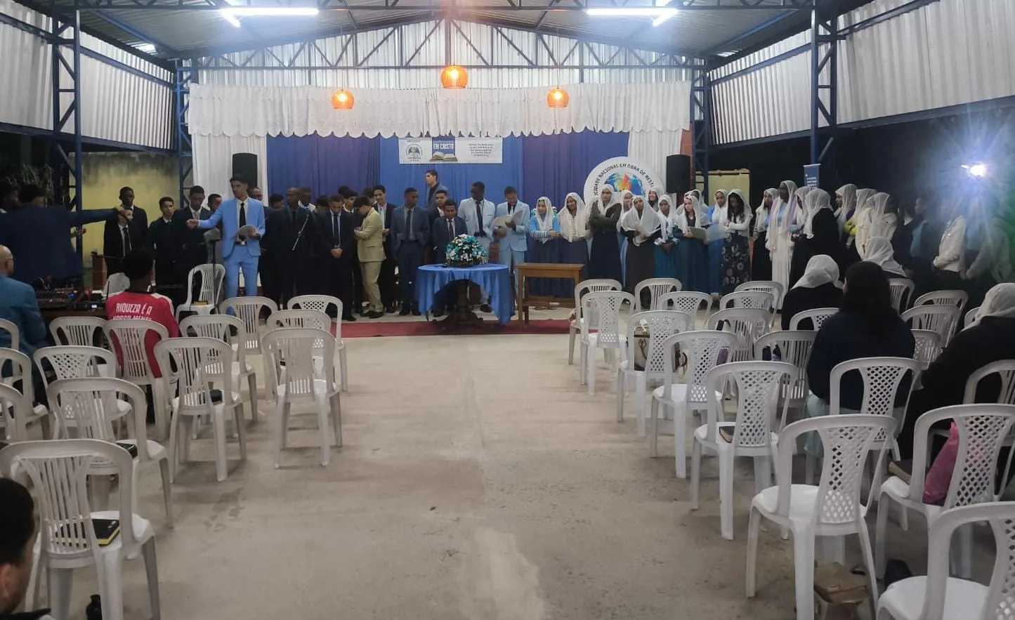 Jovens no altar durante congresso no pavilhão