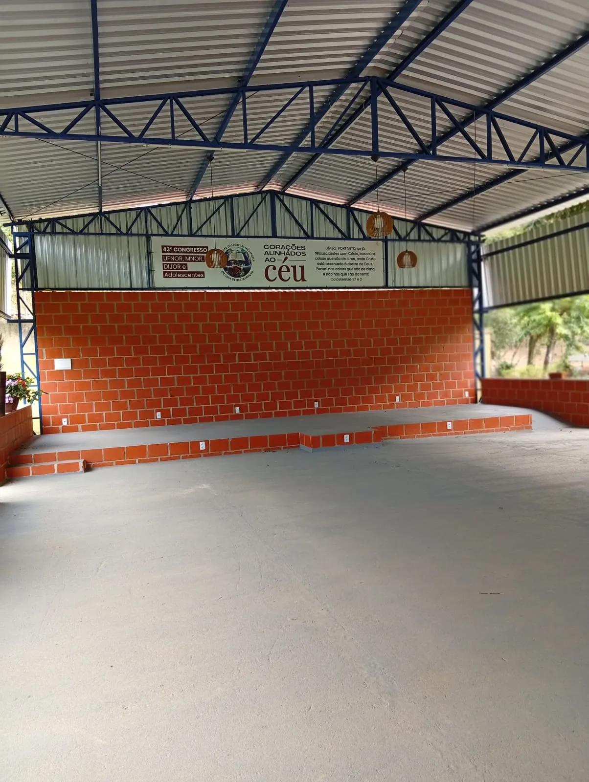 Pavilhão de eventos coberto e vazio, pronto para montagem