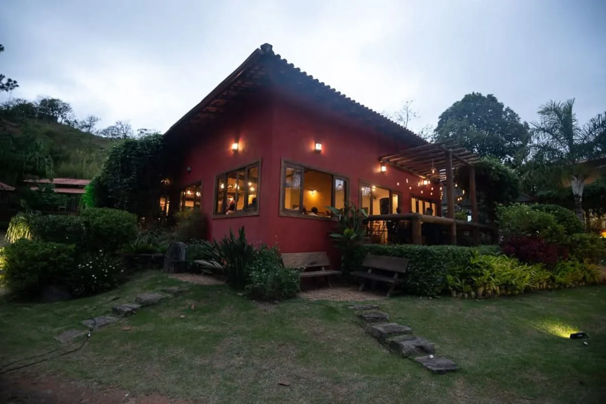 Chalé vermelho iluminado ao entardecer